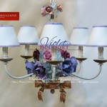 Lampadario Bouquet di Rose in tempera, 5 Luci, con Fiocco in Oro Foglia. Toni del rosa, viola e fucsia.