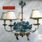 Lampadario con Fiocco centrale in oro foglia, 5 luci, in ferro battuto e decorato a mano.