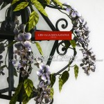 Lanterna con Glicine in ferro battuto e decorato a mano. Lanterna a sospensione con girali forgiati in smalto nero antracite. Fiori e foglie in smalto anticato. Made in Italy