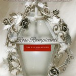 Lanterna romantica in ferro battuto, girali in ferro forgiato con rose, roselline e bocci rampicanti, edera bianca. Finitura in smalto bianco patinato.