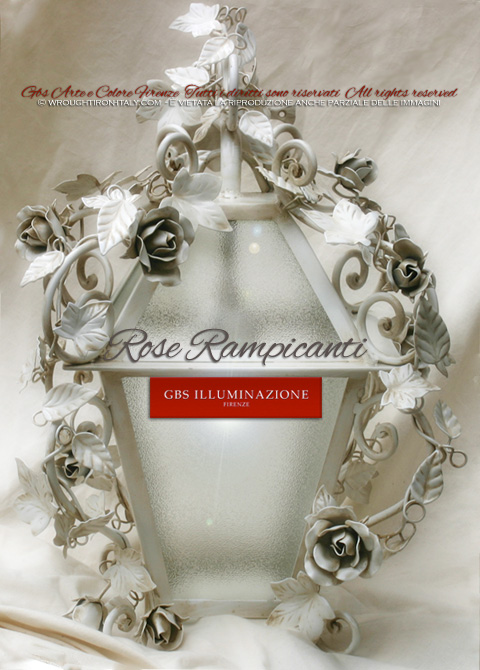 Lanterna romantica in ferro battuto, girali in ferro forgiato con rose, roselline e bocci rampicanti, edera bianca. Finitura in smalto bianco patinato.