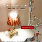 Lumetto bedside romantico con fiocco e rose in tempera e oro cenciato. Per comodino. Letto con baldacchino