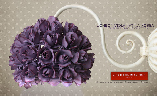 Applique in ferro battuto e decorato a mano 1 Luce, Collezione Bonbon Roselline, finitura in tempera anticata, colore Viola Patina Rossa. 