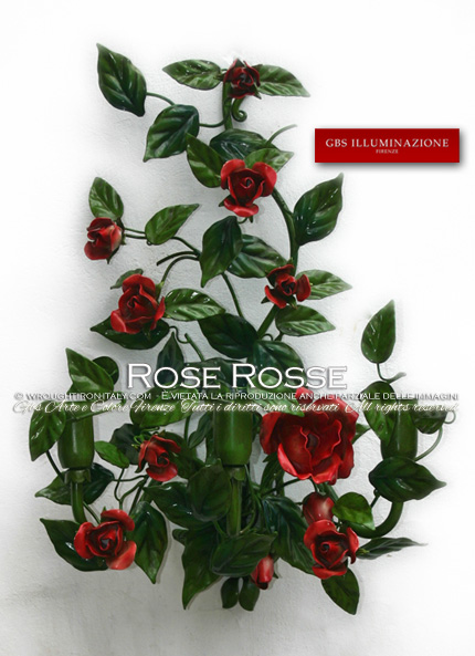 Applique in ferro battuto e decorato a mano, a tre luci, con rose rosse.
