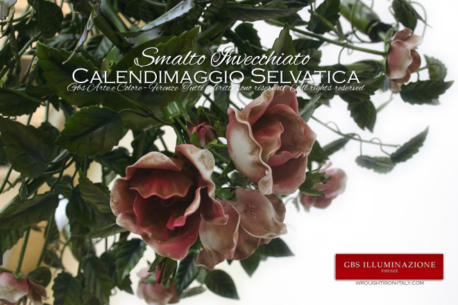 Détail du lustre Calendimaggio: le bouquet central se compose de trois grandes roses fleuries et de trois petits boutons de rose.