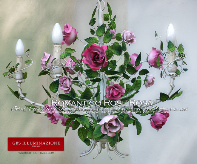 Lampadario bianco patinato, rose con le sfumature del rosa, smalto opaco. Made in Italy.