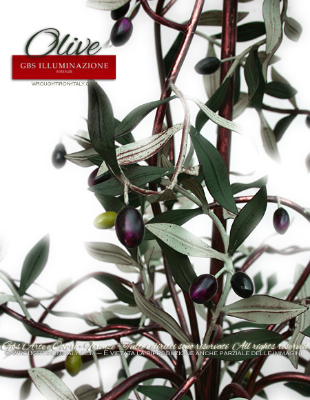 Dettaglio del lampadario Olive, foglie d'ulivo, olive decorate a mano, individualmente, come ogni articolo di GBS. Interamente disegnato e realizzato a Firenze. GBS, lampadari in ferro battuto.
