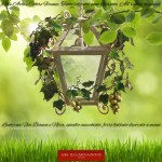 Lanterna in ferro battuto con Uva e Viticci. Grappoli d'Uva Bianca e Nera, struttura della lanterna di colore bianco anticato, disponibile per lampione e con braccio per parete.