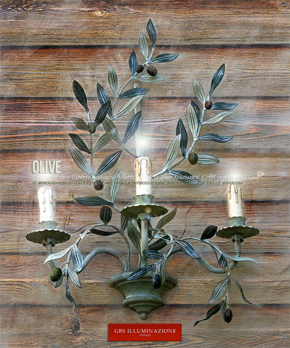 Applique Olive originale GBS, in tempera muffata e smalto, ferro battuto e decorato a mano, a tre luci.