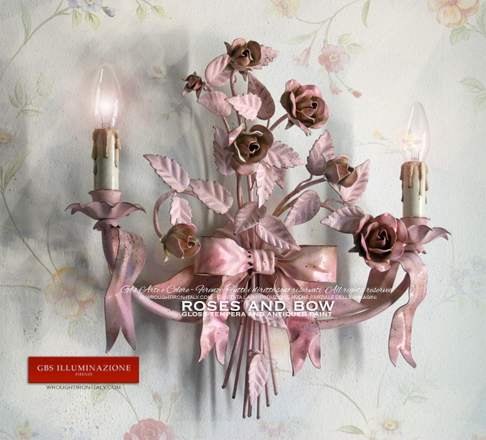 Romantic wall lamp with two lights, bow and ribbons, roses and buds, pink, gloss tempera and antiqued paint. Wall sconce, GBS Firenze