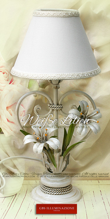Nachttischlampe, kleine Nachttischleuchte aus Schmiedeeisen mit weißen Lilien und antikweiß lackiert. 