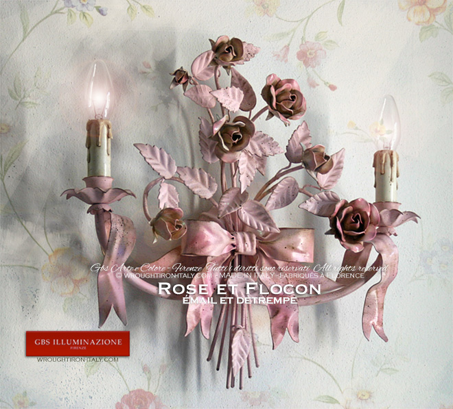 Applique romantique à deux lampes avec flocon et rubans, roses et boutons, couleur rose, détrempe patinée et émail vieilli.