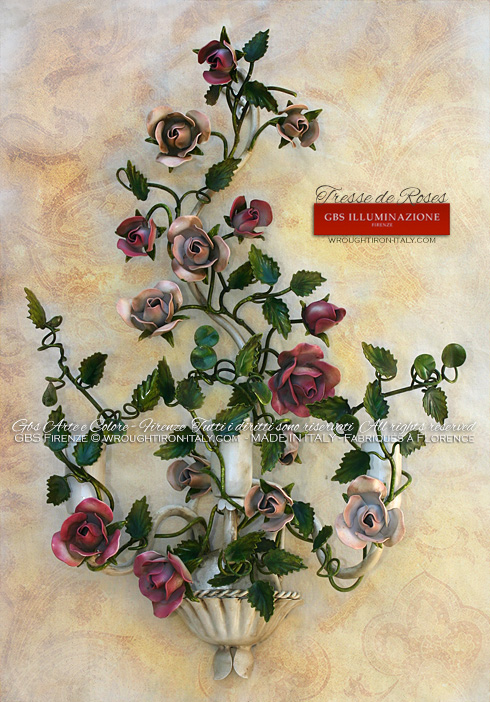Tresse de Roses, applique en fer forgé, émail vieilli, à trois lumières. Blanc patiné, Roses rose clair et rose fuchsia
