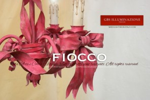 Lampadario Fiocco, tempera cenciata e invecchiata, sfumature del rosa e rosso ciliegia, di GBS.