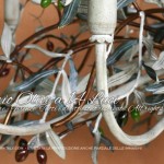Lampadario Olive in ferro battuto decorato a mano, con rami di olivo. Collezione Country