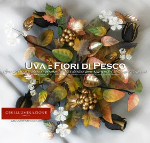 Plafoniera a 4 luci Uva e Fiori di Pesco in ferro battuto decorato a mano. Tempera e oro.