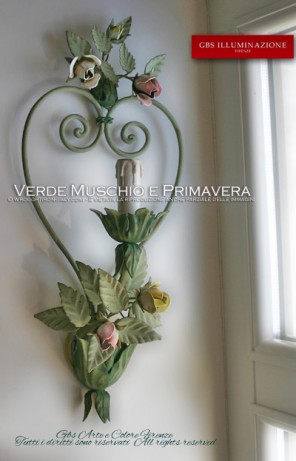 Applique con cuore di ferro forgiato e piccoli bouquet di rose e bocci. Tonalità del verde, colori pastello.