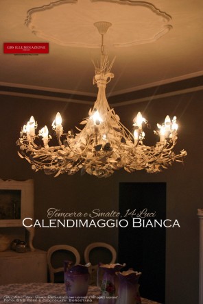 Lampadario in ferro battuto Calendimaggio Selvatica tempera bianco sporco patinato e smalto bianco lucido.