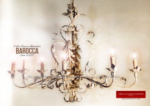 Barocca a otto luci, lampadario in ferro battuto bianco, finitura tempera bianca patinata, foglie d'acanto. Di forma ovale cm.65x95