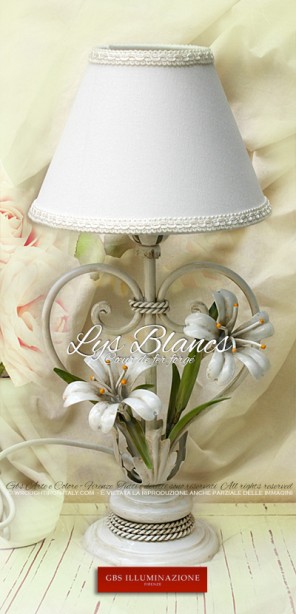Lampe de chevet, lampe de table en fer forgé avec des lys blancs et finition émail blanc effet vieilli.