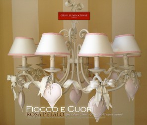 Lampadario Nastro, Fiocco e Cuori. Rosa Petalo. Lampadario Shabby chic in ferro battuto. Made in Italy