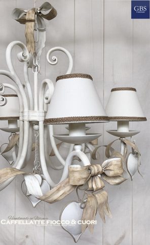 Lampadario Fiocco & Cuori. Finitura Caffellatte. Lampadario a 6 luci.