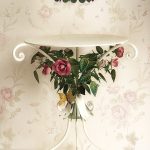 Bonbon Lamp. Design: Gianni Cresci - With Portavoliera Table with Roses - GBS Made in Italy