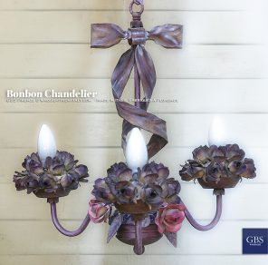 Bonbon Chandelier. With Roses. Lampadario Bonbon, versione a tre luci.